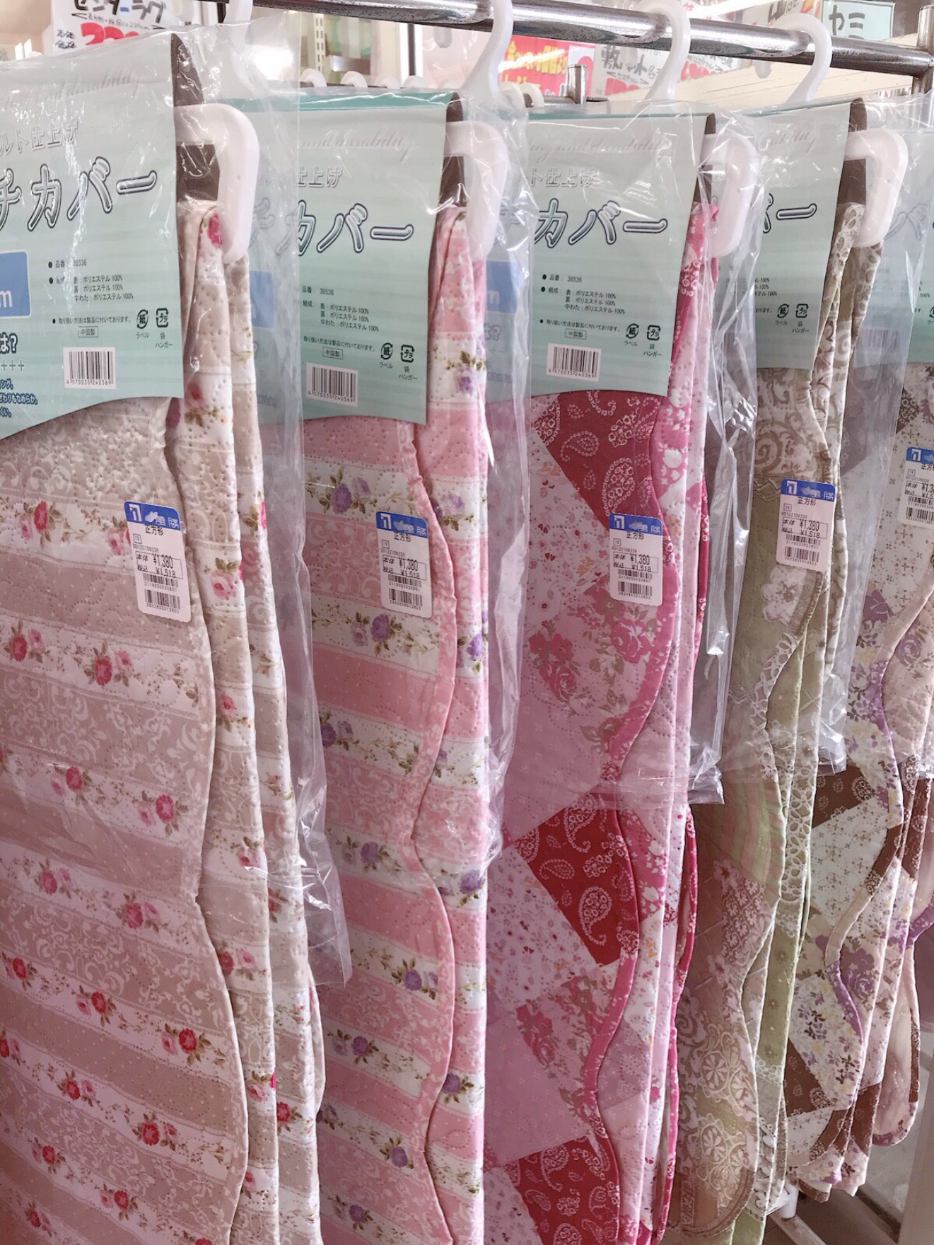 ロマンチックな柄のキルトマルチカバー入荷です?